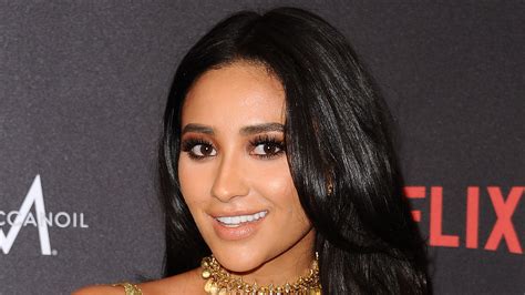 This Is How Shay Mitchell Nailed That Fake Bob Allure