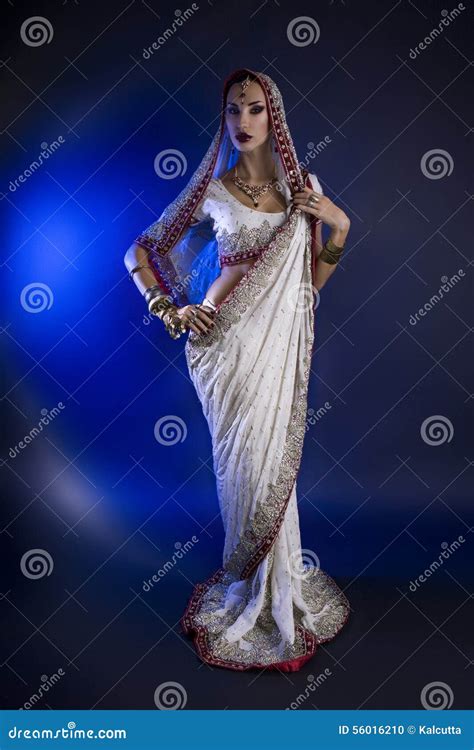 Mujer India Hermosa En Sari Clothing Tradicional Con Nupcial Foto De Archivo Imagen De Hermoso
