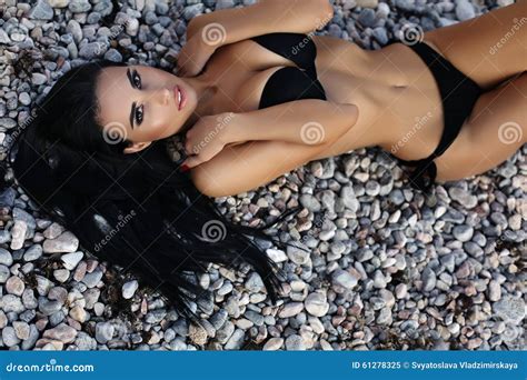 La Donna Sexy Con Capelli Scuri Lunghi Porta Il Bikini Nero Elegante Immagine Stock Immagine