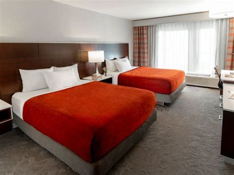 You can enjoy a delicious meal and rest at the restaurant. Hotel Rooms in Orange | ALO Hotel By Ayres Orange