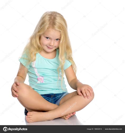 Kleines Mädchen Sitzt Auf Dem Boden Stockfotografie Lizenzfreie