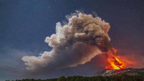 Italys Mount Etna Lights Up Night Sky Kalgoorlie Miner