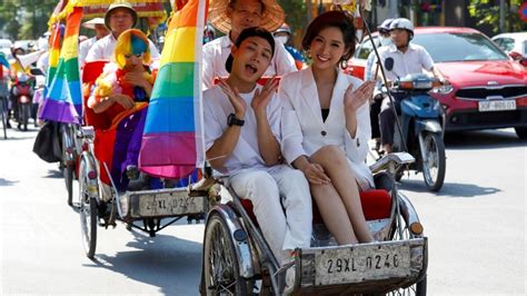 vietnam la gay pride a battu son plein dans les rues de hanoï