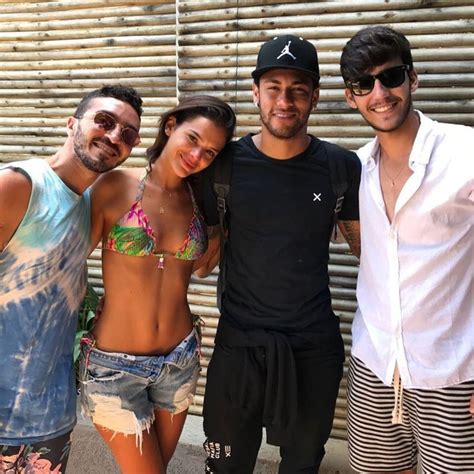 Alors qu'il s'était remis avec sa compagne bruna marquezine en janvier dernier, leur relation n'aura donc tenu. Bruna Marquezine aparece emocionada ao lado de Neymar ...