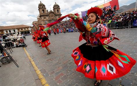 Escolares Se Suman A Festejos De Cusco Con Danzas Multicolores