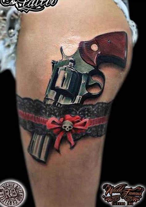 To incorporate the wild spirit of pirates into your skull tattoo, add a sword or gun, eyepatch, bandana, or a tricorne hat. Pin auf tattoo ideas