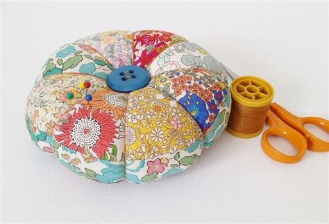 Tutorial Scrappy Tufted Pincushion Sewing