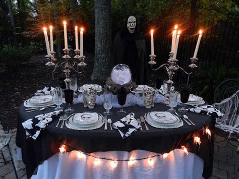 This halloween decorated console features a black and white scheme. 15 Creative Halloween Table Decor Designs To Impress Your ...
