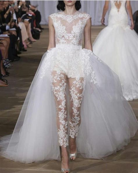 モードでオシャレな花嫁から注目を集めつつあるウエディングのパンツドレス。スタイリッシュで個性的なウエディングドレスのパンツスタイルのデザインやコーディネートを紹介します。大人の結婚式・結
