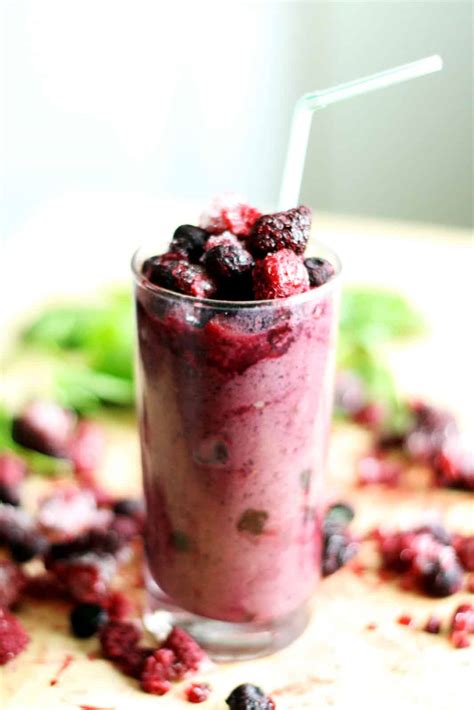 Healthy smoothie recipes with spinach. Spinach and Berries Power Smoothie Recipe - diycandy.com