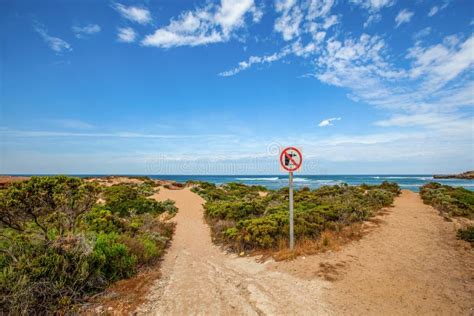 Signo De Advertencia De Erosión Del Acantilado Cerca De La Playa Del