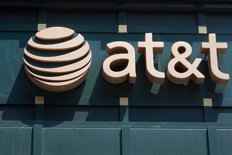 AT&T slumps after bleeding subscribers as it focuses on debt | Ad Age