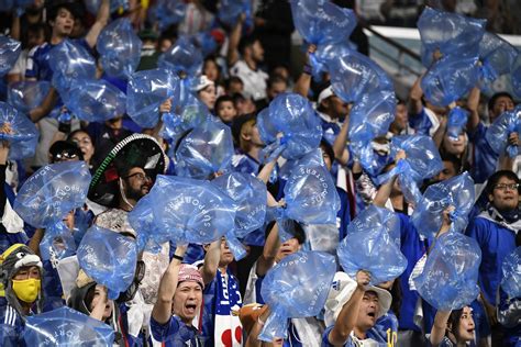 Los Aficionados De Japón Limpian El Estadio Tras El Partido Contra