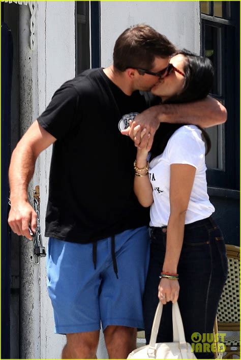 Olivia Munn And Aaron Rodgers Dating Hold Hands After Pda Packed Brunch