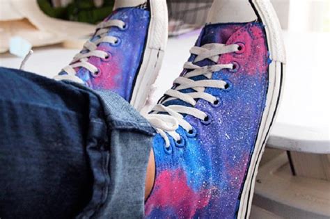 Top 10 Diy Makeovers For Your Old Converse In 2020 Painted Converse