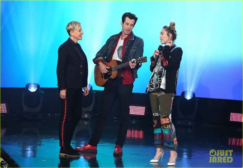 Photo Miley Cyrus Mark Ronson Perform Nothing Breaks Like A Heart For