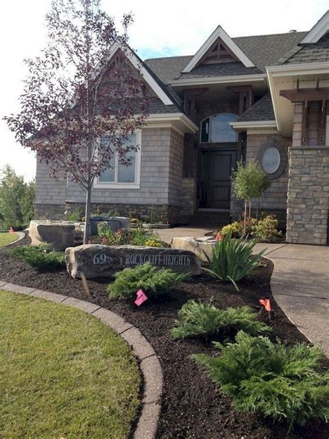 The farmhouse front yard landscape is a perfect place to sit down with your family to enjoy a lazy afternoon of watching the sunset. 50 Farmhouse Landscaping Front Yard Ideas - Farmhouse Room ...