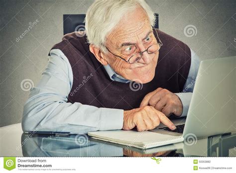 Aktuell sind keine größeren störungen oder ausfälle bekannt. Älterer Alter Mann, Der Die Laptop-Computer Bei Tisch ...