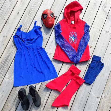 Make one by cutting a piece of felt into equilateral triangles. DIY: How to Make the Cutest Spider-Man Costume for Girls