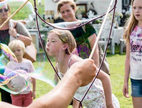 Langs het kabouterpad staan vrolijk gekleurde kaboutertjes. De omgeving van de Flinkefarm, it Flinkeboskje en het Voorhuis