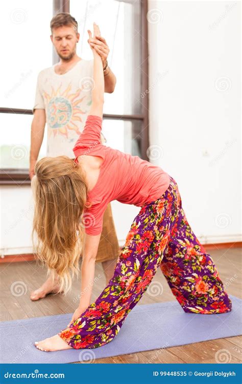 Yogalehrer Der Eine Frau Unterrichtet Stockbild Bild Von Relax Matte