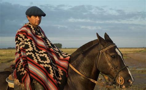 In 2010, there were over 10,000 argentines living in uruguayan territory. URUGUAY, ARGENTINA Y BRASIL BUSCAN QUE GAUCHO SEA ...