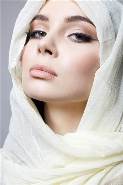 زن جوان زیبا دختر زیبایی با حجاب مدل مد به سبک شرقی 1600334