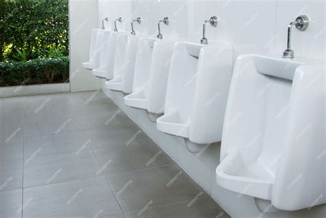 urinóis homens em banheiro público foto premium
