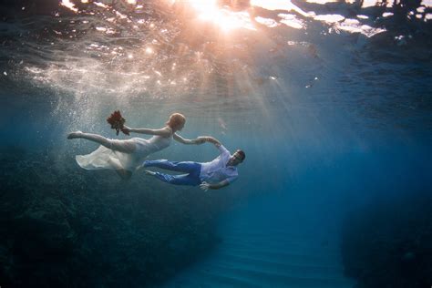 5 Reasons You Must Do An Underwater Photoshoot On Your Fiji Honeymoon
