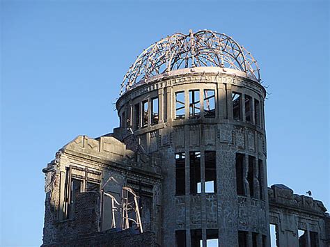とあいまって広島名所の一つに数えられていました。 っています。 ※なお、原爆ドーム内部に立ち入ることはできません。 入場できる施設ではありませんので、外からの見学になります。 ※ 広島原爆ドームの前に立つ - All Things Must Pass
