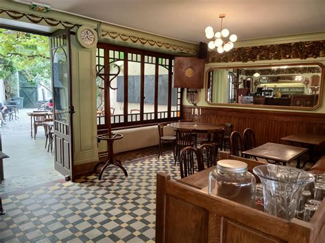 Le Café des Arts emblématique bar de Thouars a rouvert ses portes