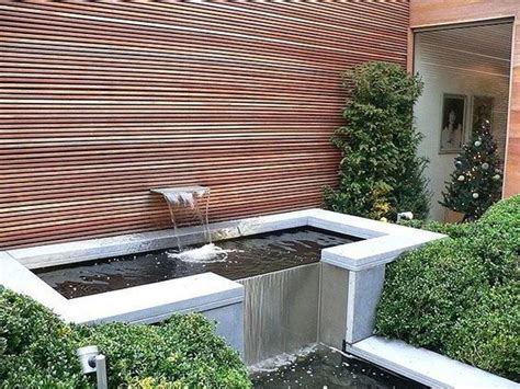 Selain nyaman, adanya kolam ikan bisa menjadikan rumah anda makin hommy dan area relaksasi yang cocok banget melepas penat. 55+ Model Kolam Ikan Depan Rumah Minimalis Terbaru - Top ...