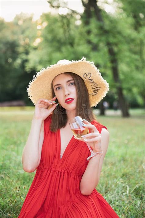 joven atractiva en un picnic en un parque de la ciudad imagen de archivo imagen de partido