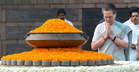Top Congress Leaders Pay Tributes To Rajiv Gandhi On His 75th Birth