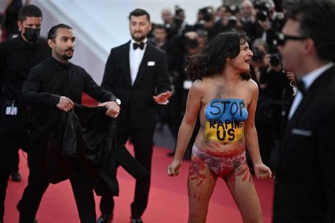 Video Una Mujer Irrumpe La Alfombra Roja Del Festival De Cannes En Protesta Por Crímenes En