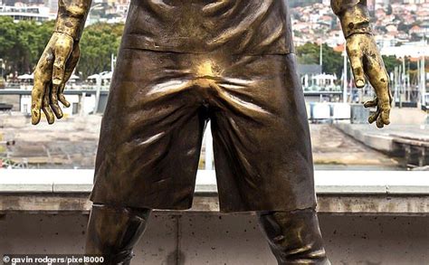 The internet has jokes about cristiano ronaldo's questionable new bronze statue. Cristiano Ronaldo | Ronaldo statue, Cristiano ronaldo, Ronaldo