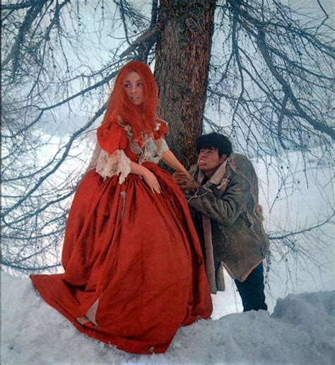 The next evening alfred and abronsius witness the innkeeper's daughter, sarah (sharon tate), being kidnapped and whisked away to a castle by a vampire named count von krolock (ferdy mayne). Bild zu Sharon Tate - Tanz der Vampire : Bild Roman ...