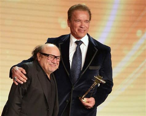 “irmão Gêmeos” Arnold Schwarzenegger Recebe Prêmio De Danny Devito