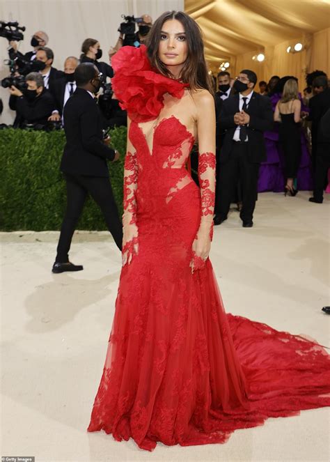 Racy In Red Emily Ratajkowski Brings The Heat In Lacy Vera Wang Gown