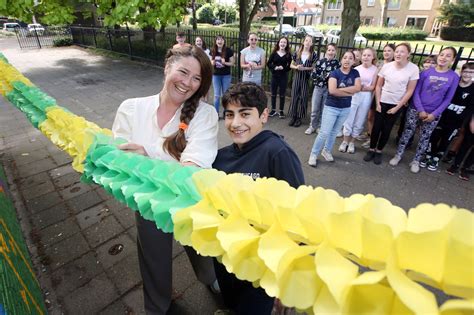 Groep 8 Van De Sint Annaschool Tovert Saaie Zundertse Schoolgevel Om