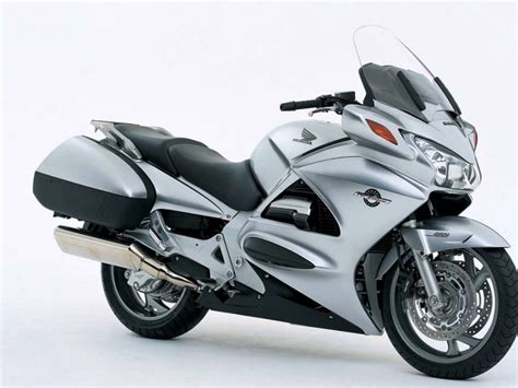 Superseding the st1100, the bike features a standard riding posture. Honda ST1300 PAN-EUROPEAN, 2017 Motorcycles - Compare Specs