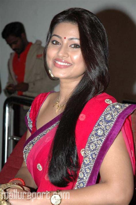 Sexy Actress Sneha Showing Navel In Saree