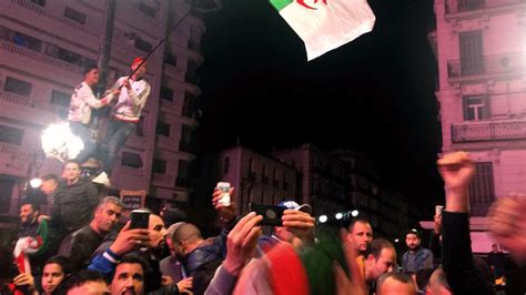 بالصور احتفالات في شوارع الجزائر بعد رحيل بوتفليقة