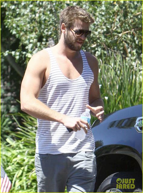 I Like Man Hottie Liam Hemsworth Bares Buff Biceps In Tank Top