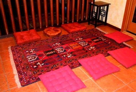 Desain ruang tamu klasik definsi. Gambar Dekorasi Ruang Tamu Kecil Tanpa Sofa atau Kursi ...