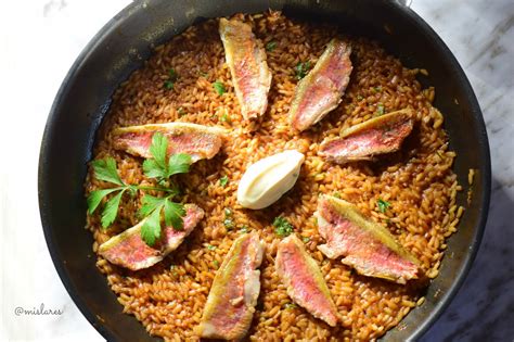 Arroz Con Salmonetes Cocinando En Mislares