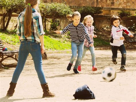 260 Los Niños Están Jugando Fútbol En Parque De La Ciudad Fotos De