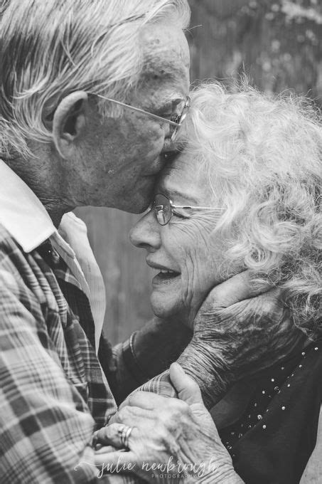 Pin By Lddc Claire On ★вℓαcк αη∂ ωнιтε★ Old Couple In Love Old Couples Couples In Love