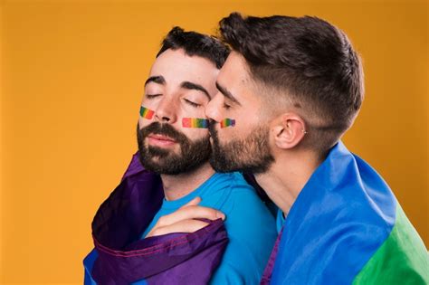 Hombre Homosexual Abrazando Suavemente Y Besando A Su Novio Foto Gratis