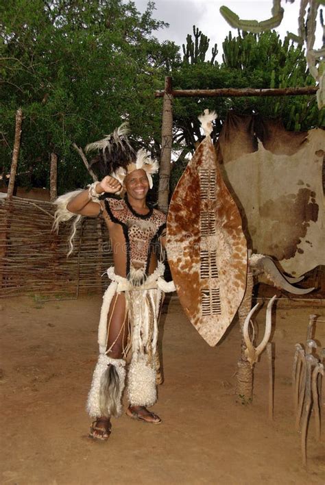 guerrero del zulú en shakaland zulu village suráfrica imagen editorial imagen de étnico